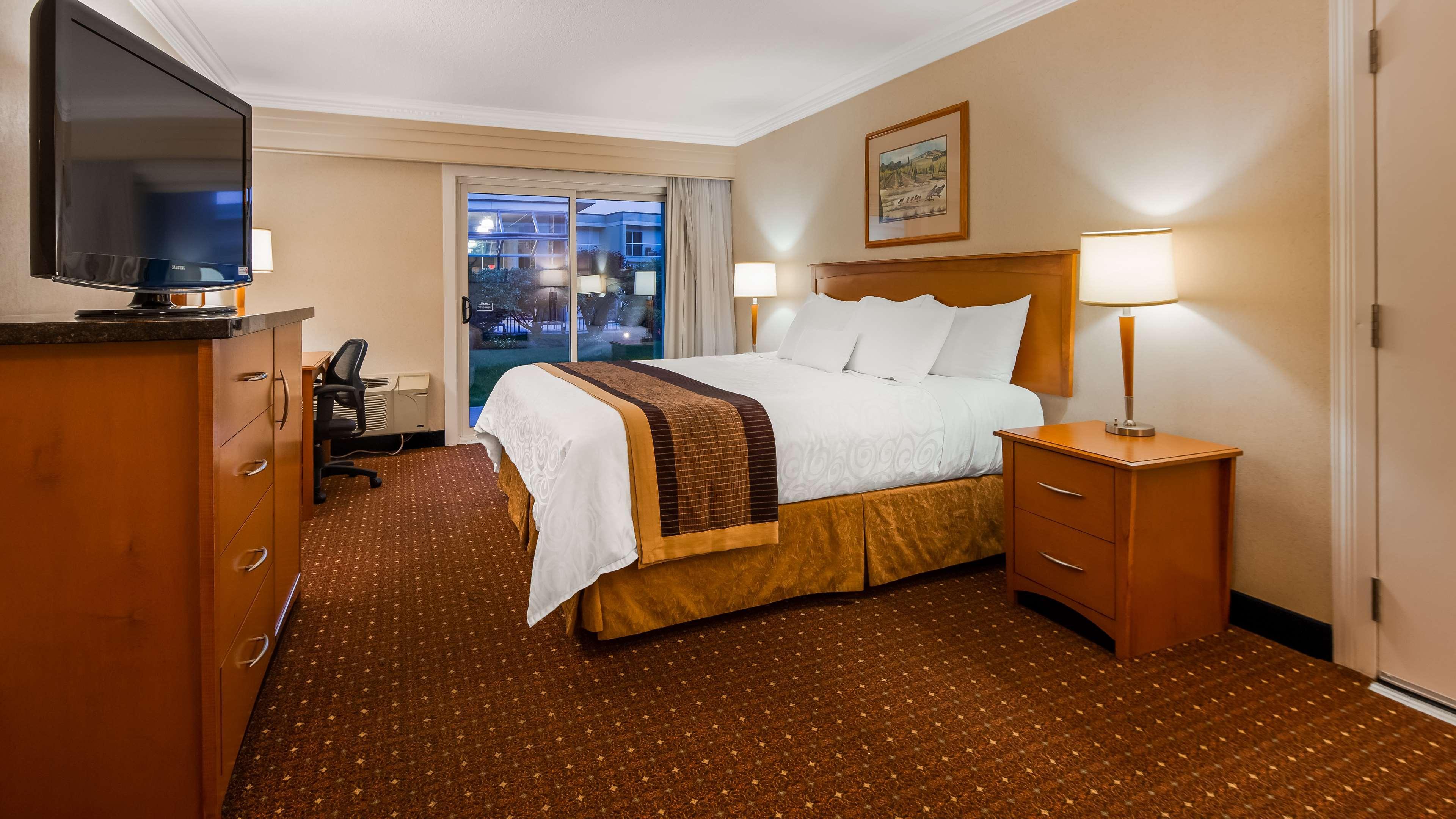 Best Western Plus Kelowna Hotel & Suites Екстериор снимка