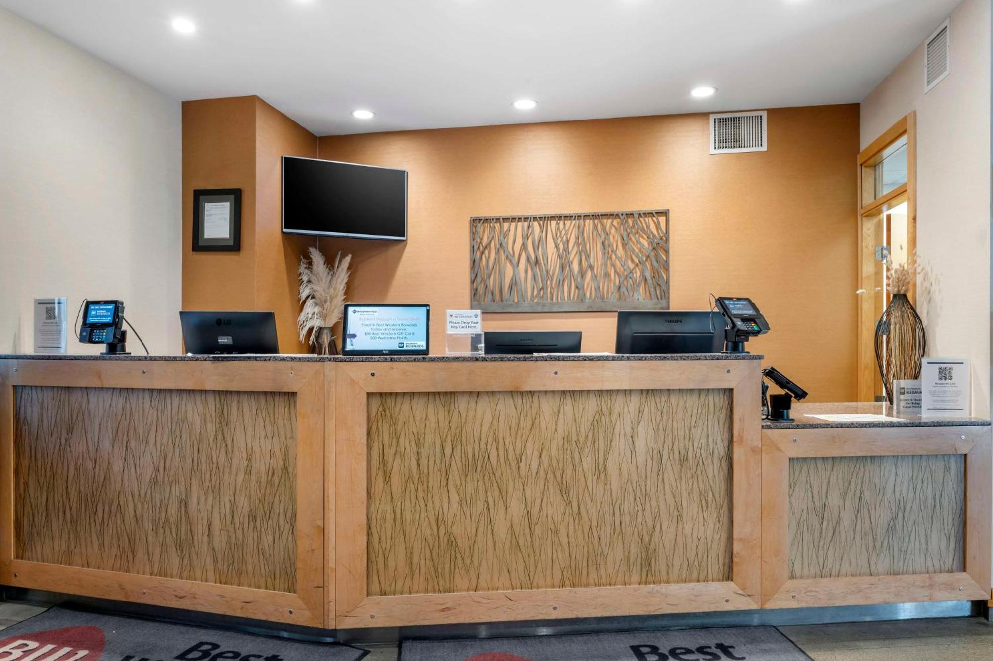 Best Western Plus Kelowna Hotel & Suites Екстериор снимка